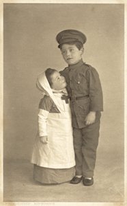 Junges Mädchen und Junge im Rollenspiel des Ersten Weltkriegs von English Photographer