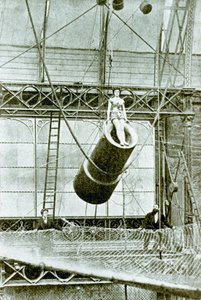 Zazel, die 1877 100 Pfund pro Woche erhielt, um aus einer Kanone geschossen zu werden von English Photographer