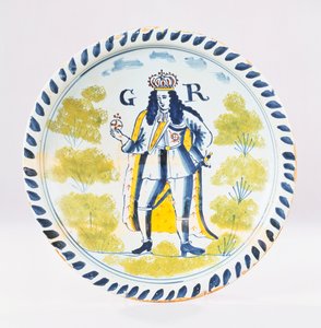 Bristol Delft polychrome königliche Porträtplatte mit Ganzkörperporträt von George I. in formellen Roben, ca. 1720 von English School