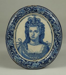 Eine Delfter blau-weiße ovale königliche Porträtplakette von Königin Anne, wahrscheinlich London, ca. 1705 von English School