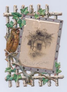 Viktorianische Weihnachtskarte in Form einer Eule neben einem Gemälde eines Hauses auf einem Gitter, ca. 1880