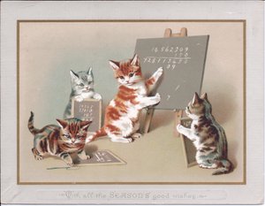 Eine viktorianische Grußkarte mit einem Kätzchen, das auf einer Tafel auf einer Staffelei schreibt, während zwei andere kleine Schiefertafeln in ihren Pfoten halten, um 1880 von English School