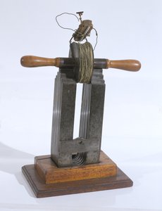 Ein grober Induktor, mit dem Michael Faraday (1791-1867) das Induktionsgesetz entdeckte von English School