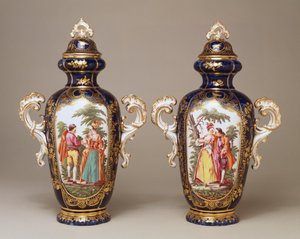 Ein Paar Chelsea blaugrundige, gelappte, sich verjüngende Vasen und Deckel, die Liebende unter Bäumen darstellen, ca. 1765 von English School