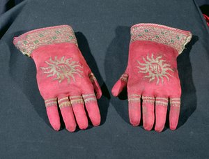 Ein Paar gestrickte Seidenhandschuhe, möglicherweise einst im Besitz von Erzbischof William Warham, spätes 15. oder frühes 16. Jahrhundert von English School