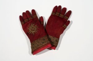 Ein Paar gestrickte Seidenhandschuhe, möglicherweise von Erzbischof William Warham von English School