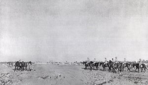 Eine Patrouille der 14. Husaren mit dem kommandierenden Offizier Oberstleutnant R.W. Hewitt DSO nähert sich zur Kapitulation der Türken bei der Kapitulation von Kazimain, 11. März 1917, veröffentlicht ca. 1918 (Fotolitho) von English School
