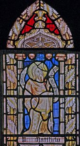 Ein Südfenster mit der Darstellung des Hl. Matthäus