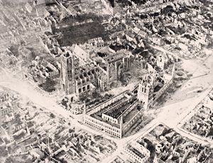Luftaufnahme von Ypern im Jahr 1915 nach den ersten und zweiten Schlachten von Ypern, aus 