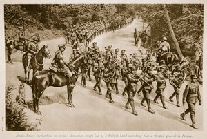 Anglo-Sächsische Brüderlichkeit in den Waffen: Amerikanische Truppen, angeführt von einer britischen Band, marschieren an einem britischen General in Frankreich vorbei, 1914-19 von English School