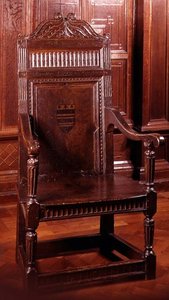 Armstuhl bemalt mit Wappen umgeben von Zahnornamenten, Yorkshire, frühes 17. Jahrhundert