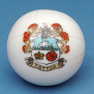 Wappen-Souvenir-Miniaturfußball mit Übertragung des Totton Wappens von English School
