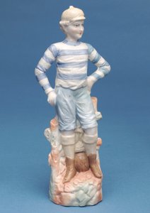 Bisquitfigur eines Jungenfußballers in blau-weiß gestreiftem Trikot, ca. 1890er (Keramik)
