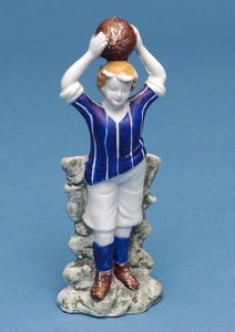 Bisquitfigur eines Fußballspielers, der den Ball einwirft (Keramik)