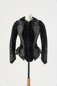 Schwarze Samtjacke bestickt mit aufgenähten schwarzen Seiden- und Metallperlen, späte 1890er Jahre von English School