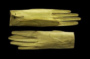 Hellgelbe handgelenklange Handschuhe, ca. 1820