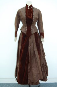 Braunes Kleid (Rock und kleine Jacke), ca. 1875 von English School