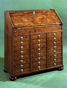 Schreibtisch mit vielen kleinen Schubladen und Kugelfüßen, ca. 1710 von English School