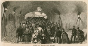 Charing Cross Station, London: Überdachter Weg zum Bahnsteig von English School