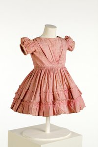 Kinderkleid mit Puffärmeln und gerüschtem Rock, bedruckt mit rosa Punktmuster, ca. 1850 von English School