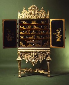 Chinesischer Exportlackschrank und Ständer aus vergoldetem Gesso im französischen Stil, Englisch