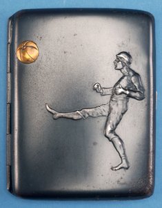 Zigarettenetui mit einem Fußballspieler, der einen goldenen Ball in die Luft tritt, ca. 1880 von English School