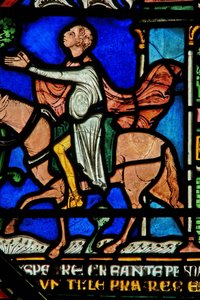 Detail aus dem Wunderfenster, das einen Ritter darstellt, der geheilt aus der Stadt reitet von English School