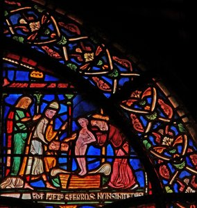 Detail aus dem Wunderfenster mit dem Säugling Geoffrey von Winchester, der ein Opfer am Grab des Hl. Thomas darbringt
