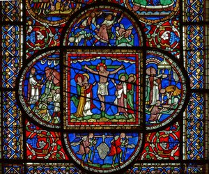 Detail aus dem Ostfenster der Dreifaltigkeitskapelle mit der Kreuzigung und vier umliegenden Tafeln von English School