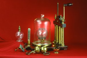 Doppelzylinder-Luftpumpe, geliefert mit verschiedenen Demonstrationsexperimenten einschließlich Meerschweinchen und Feder, Magdeburger Halbkugeln, Glocke im Vakuum und kollabierende Blase, ca. 1800 von English School