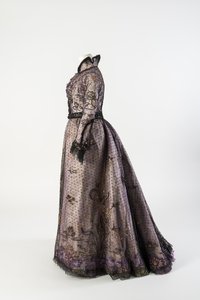 Kleid aus weißem und violettem Blumenseidensatin mit einer äußeren Schicht aus schwarzem Netz von English School
