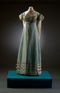 Enteneiblaues Abendkleid mit cremefarbenen Ärmeln, gezeigt mit Perlschmuck, ca. 1819 von English School