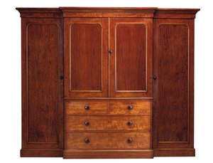Frühviktorianischer Kleiderschrank mit vorstehender Front, entworfen von Heal & Son von English School