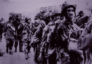 Erschöpfte britische Fallschirmjäger von den Deutschen gefangen genommen, Schlacht um Arnheim