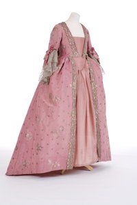 Vorderansicht eines Sackkleides, 1750er Jahre von English School