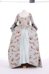 Vorderansicht eines Sackkleides, 1760er Jahre von English School