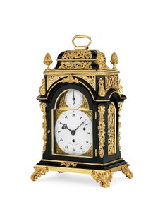George III Ormolu-montierte ebonisierte Schlag- und Musik-Tischuhr von kleiner Größe, ca. 1765 von English School