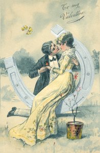 Mädchen und Junge, die sich auf einem großen Hufeisen küssen wollen von English School