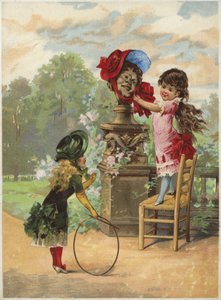 Mädchen setzt einer Statue eine Haube auf; ein anderes Mädchen mit Reifen von English School