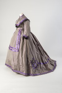 Graues Seidentaftkleid mit schwarzer Spitze und violettem Seidensatin besetzt von English School