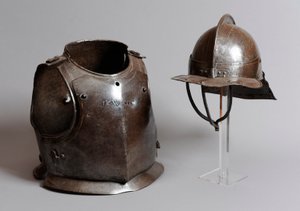 Helm, Brustpanzer und Rückenplatte von English School