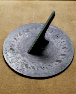 Horizontaler Gartensonnenuhr, mit Wappen-Gravur