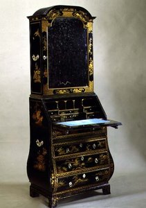 Lackierter Queen Anne Schreibtisch mit gebauchten Seiten, frühes 18. Jahrhundert
