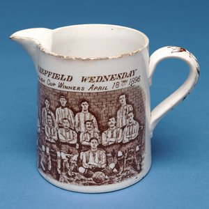 Krug dekoriert mit dem Sheffield Wednesday Team, 1896 (Keramik)