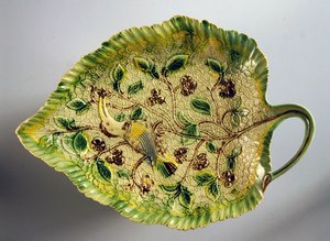 Blattförmige Schale mit Weinreben und exotischem Vogel, 1760-70 von English School