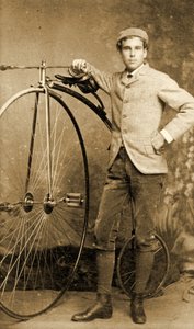Mann neben seinem Hochrad, c.1890 (s/w Foto) von English School
