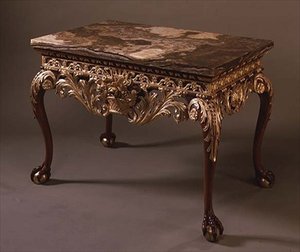 Tisch mit Marmorplatte und Kugel- und Klauenfüßen, ca. 1720