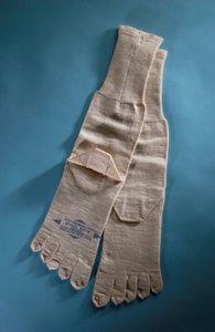 Paar knöchellange gestrickte Socken mit separaten Zehen, Dr. Jaegers digitale Socken, späte 19. Jahrhundert