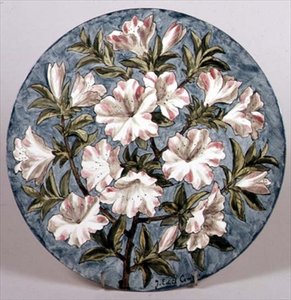 Teller bemalt von Edith Cowper für Howell und James mit Azaleen, ausgestellt auf der Pariser Ausstellung von English School