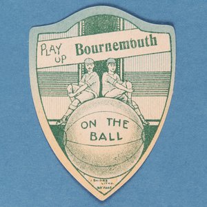 Spiel auf Bournemouth, Baines-Karte in Form eines Schildes und zwei Fußballspieler, die auf einem großen Fußball sitzen, 1888-89 von English School